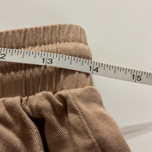 Forever 21 tan shorts, front pockets with zippers elastic waistband size medium - Picture 7 of 9